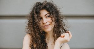 Cuida tu cabello crespo con más de una docena de extractos naturales. Curlys de Univital es la respuesta a cómo cuidar el cabello crespo.